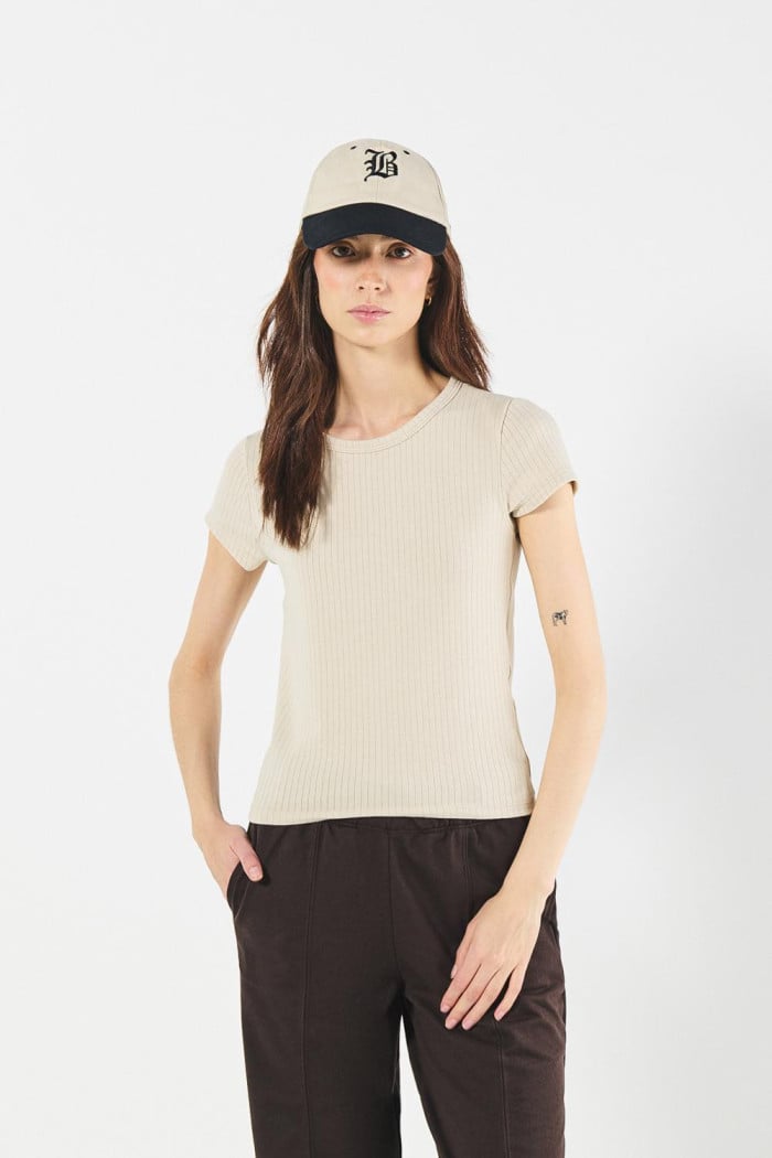 Camiseta unicolor en rib texturizada con manga corta