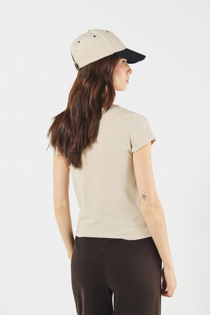 Camiseta unicolor en rib texturizada con manga corta