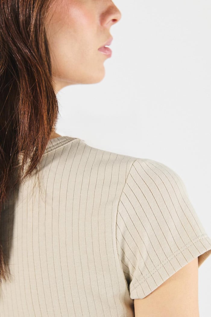 Camiseta unicolor en rib texturizada con manga corta