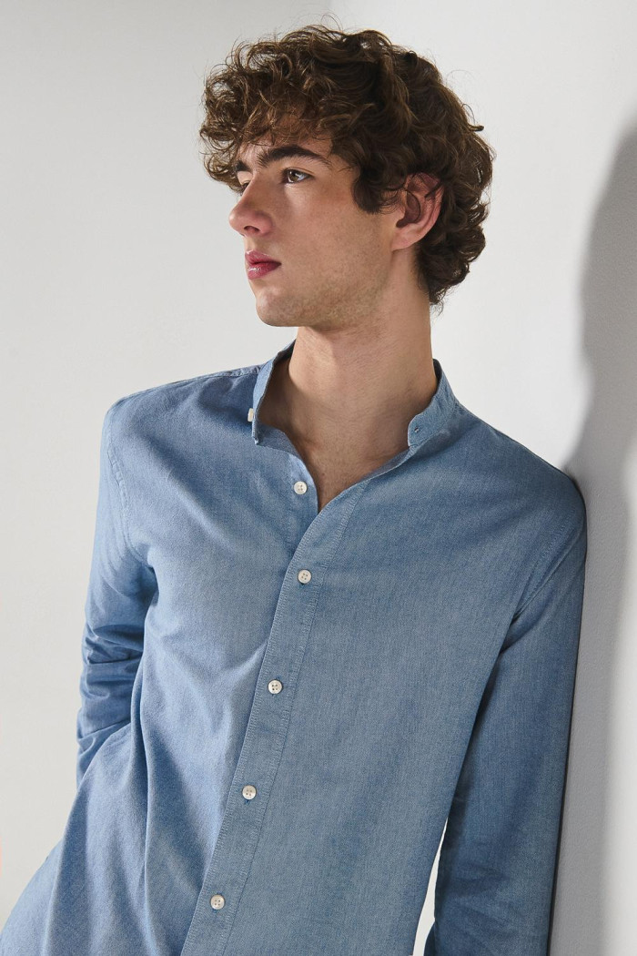 Camisa cuello nerú unicolor con botones y manga larga