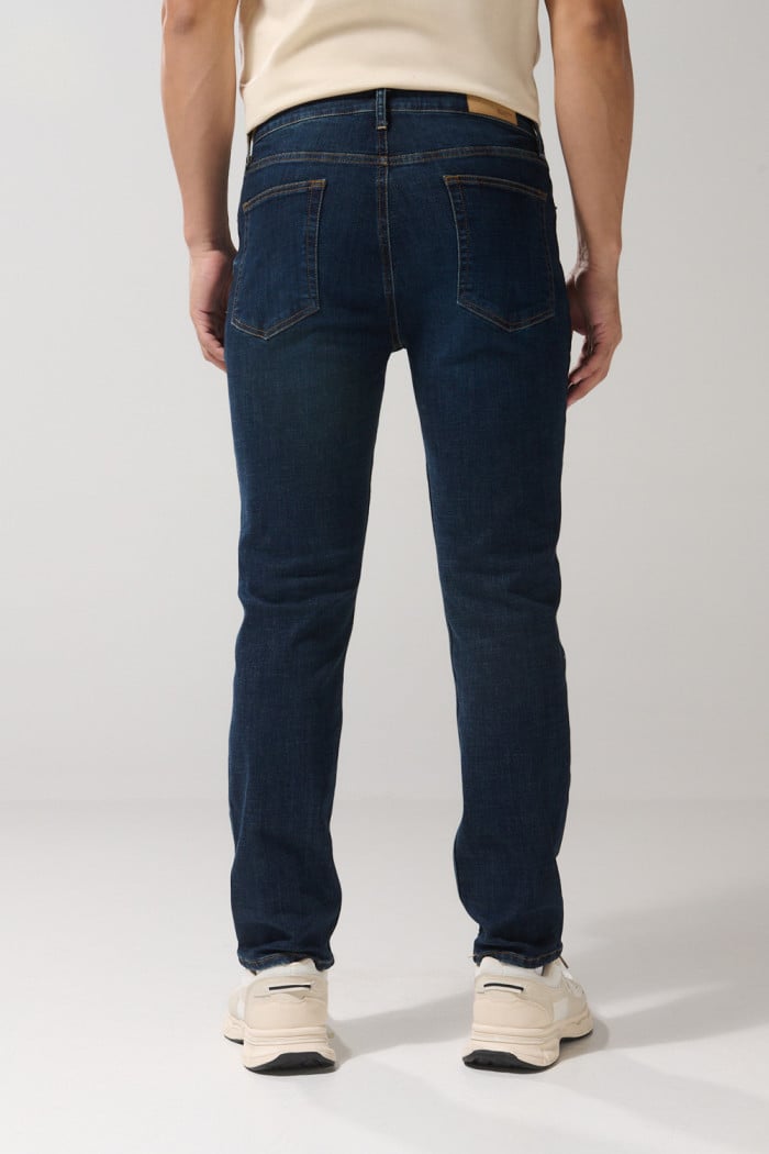 Jean azul oscuro straight leg tiro bajo con bota recta