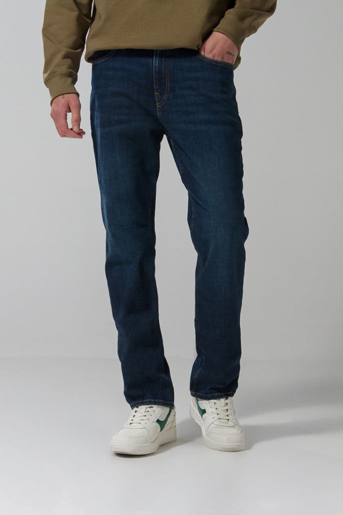 Jean Straight leg, cinco bolsillos.