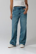 Jean azul claro baggy con tiro medio y bota ancha