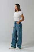 Jean azul claro baggy con tiro medio y bota ancha