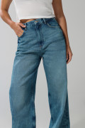 Jean azul claro baggy con tiro medio y bota ancha