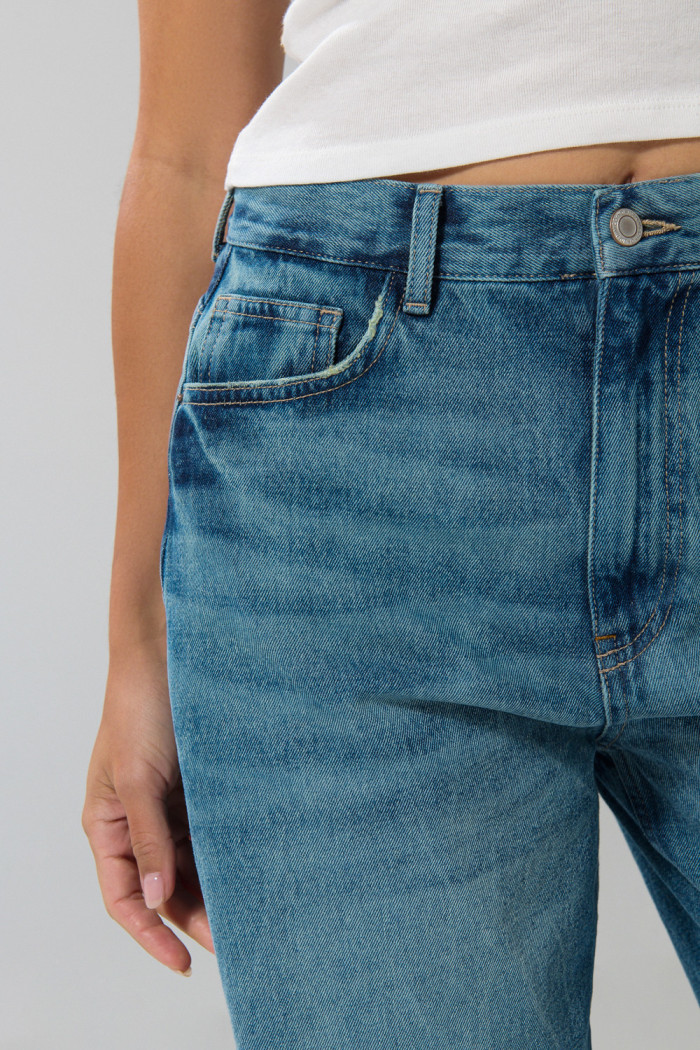 Jean azul claro baggy con tiro medio y bota ancha