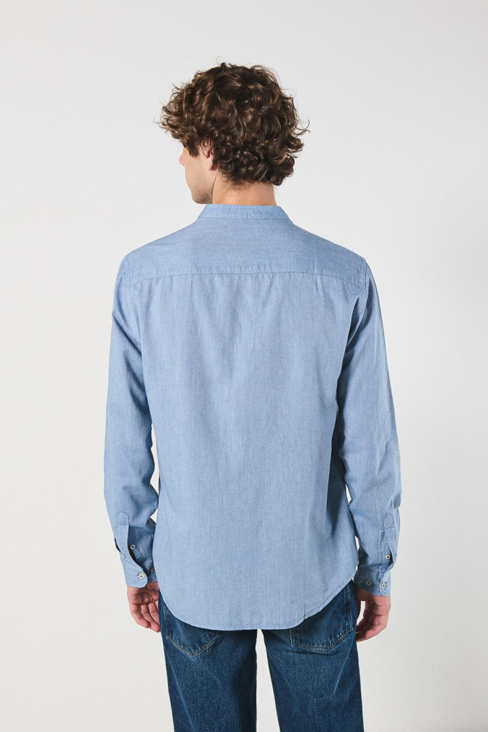 Camisa cuello nerú unicolor con botones y manga larga