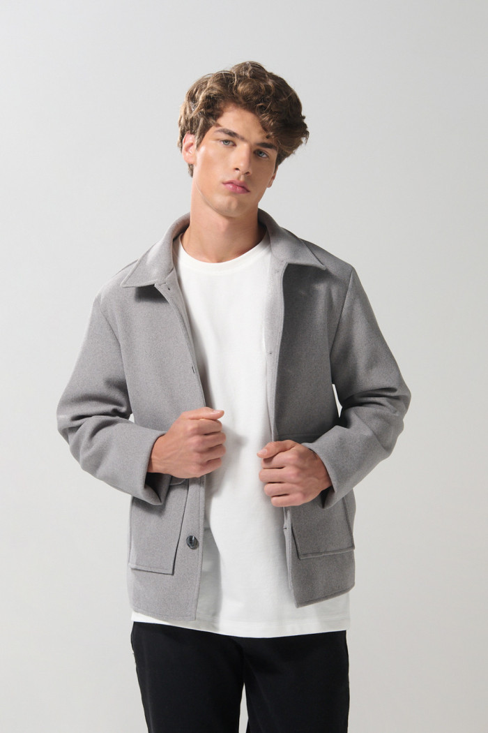 Chaqueta cazadora gris con bolsillos y cuello trucker