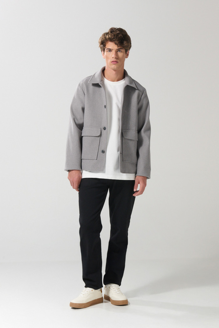 Chaqueta cazadora gris con bolsillos y cuello trucker