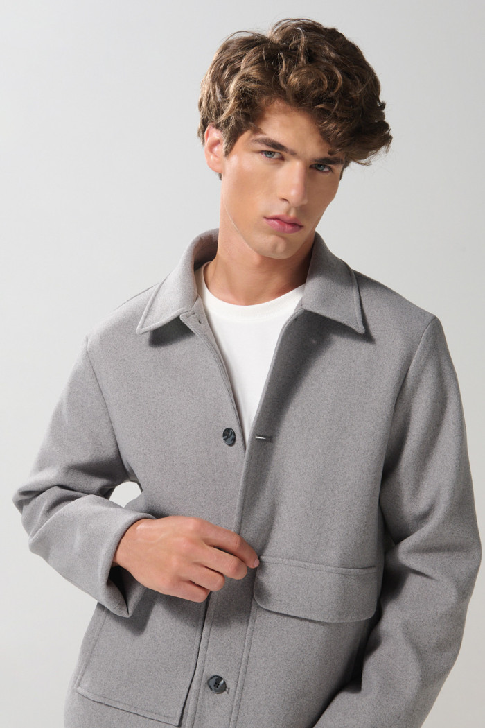 Chaqueta cazadora gris con bolsillos y cuello trucker