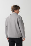 Chaqueta cazadora gris con bolsillos y cuello trucker