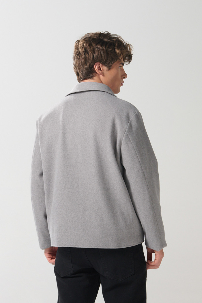 Chaqueta cazadora gris con bolsillos y cuello trucker