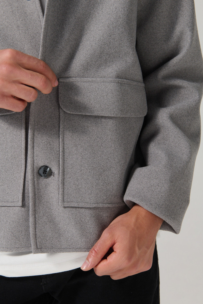 Chaqueta cazadora gris con bolsillos y cuello trucker