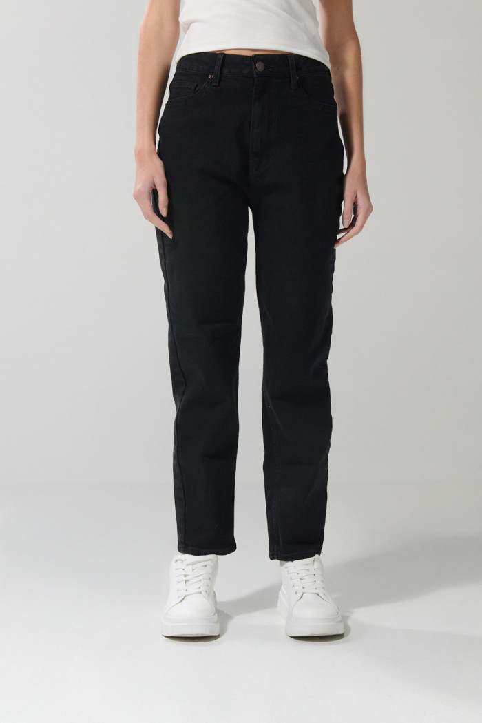 Jean mom súper tiro alto azul con bota recta y cremallera