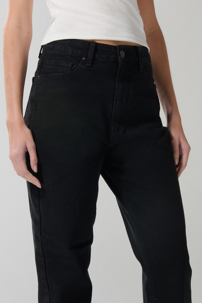 Jean mom súper tiro alto azul con bota recta y cremallera