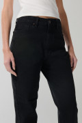 Jean mom súper tiro alto azul con bota recta y cremallera