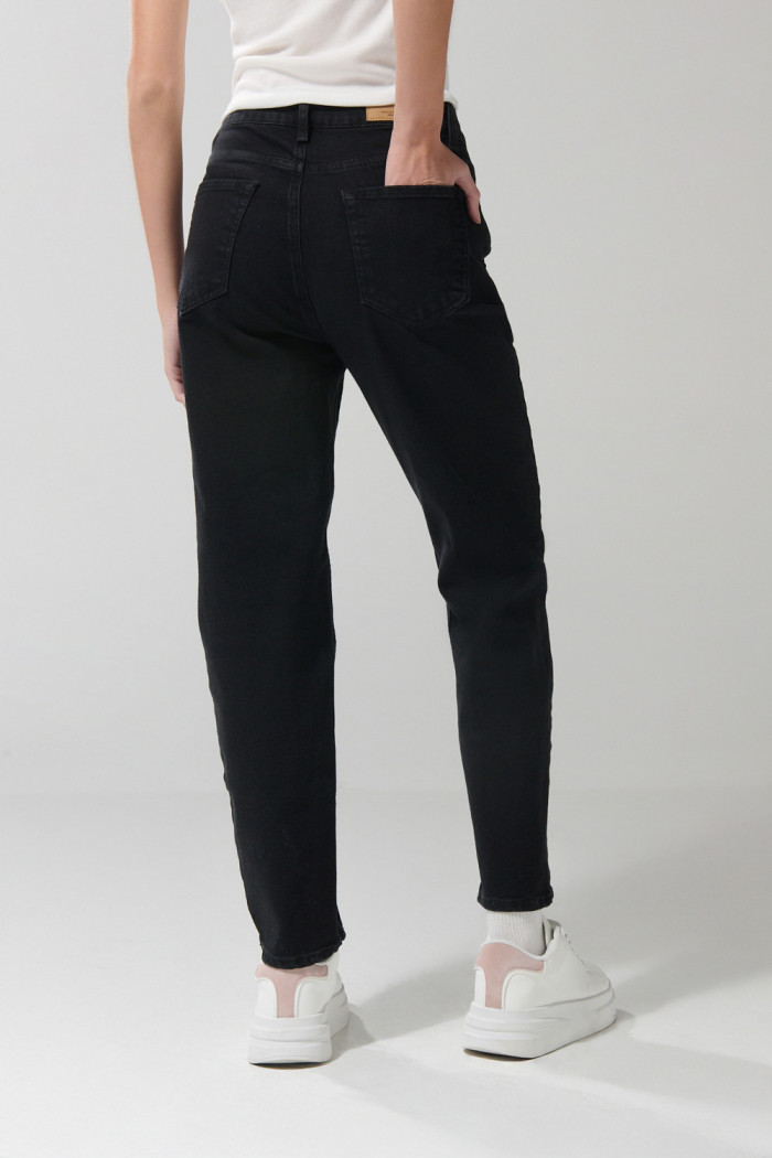 Jean mom súper tiro alto azul con bota recta y cremallera