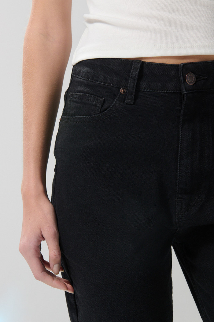 Jean mom súper tiro alto azul con bota recta y cremallera