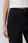 Jean mom súper tiro alto azul con bota recta y cremallera