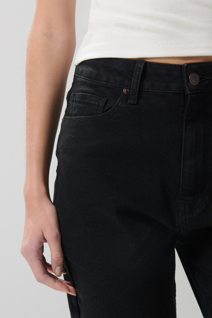 Jean mom súper tiro alto azul con bota recta y cremallera