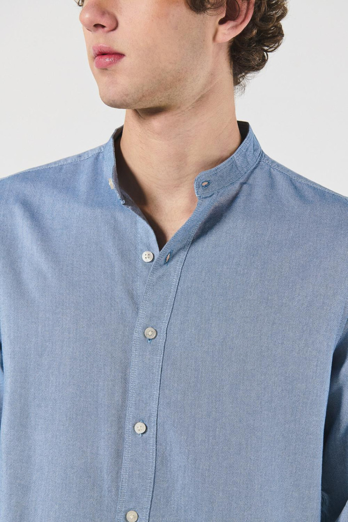 Camisa cuello nerú unicolor con botones y manga larga