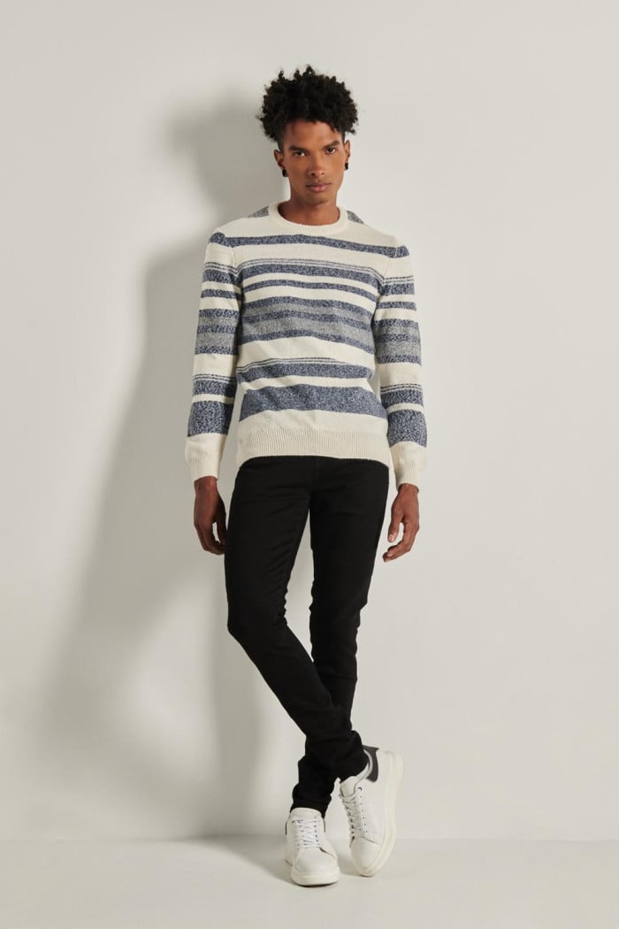 Jean súper skinny ajustado negro con cremallera y tiro bajo