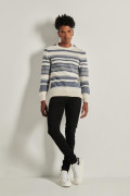 Jean súper skinny ajustado negro con cremallera y tiro bajo