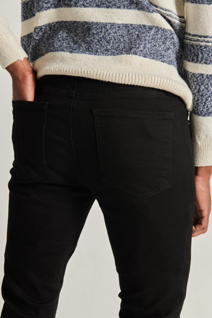 Jean súper skinny ajustado negro con cremallera y tiro bajo
