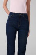 Jean mom súper tiro alto azul con bota recta y botón