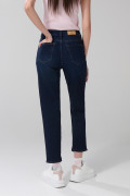 Jean mom súper tiro alto azul con bota recta y botón