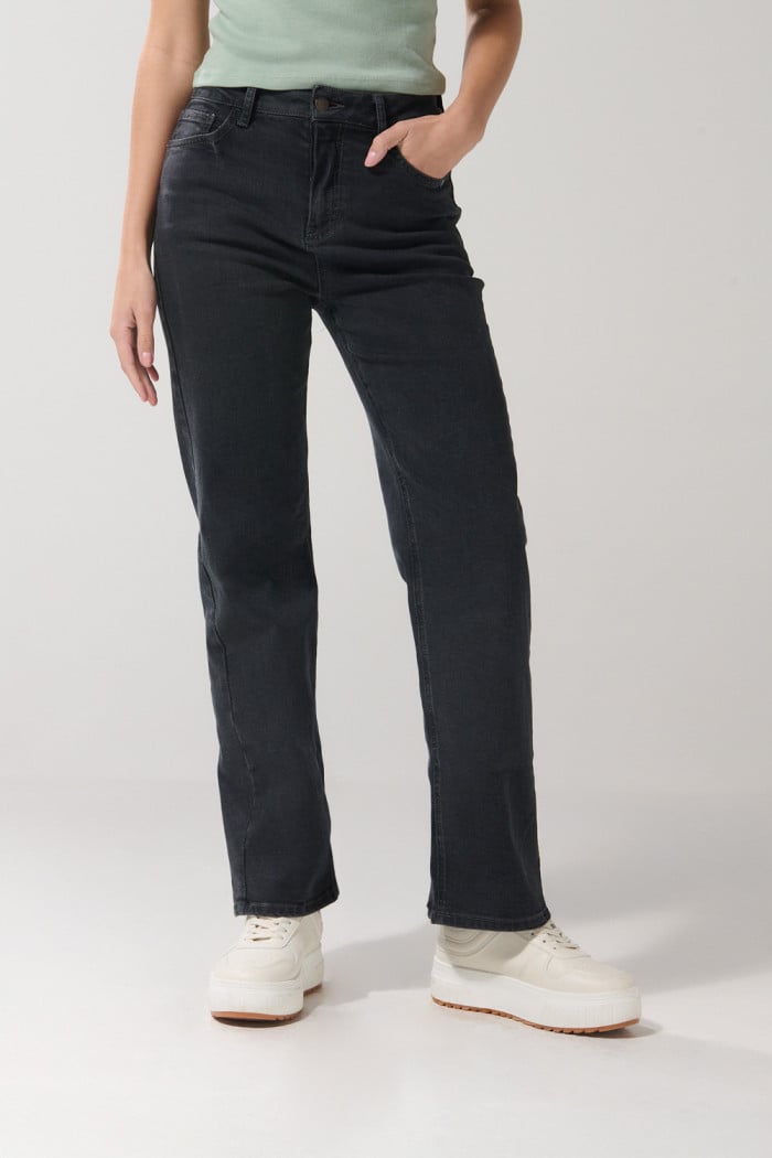 Jean tiro alto straight leg azul oscuro con bota recta