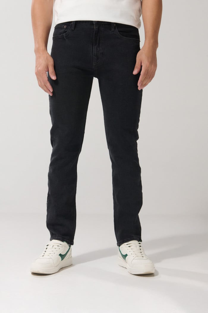 Jean Straight leg, cinco bolsillos.