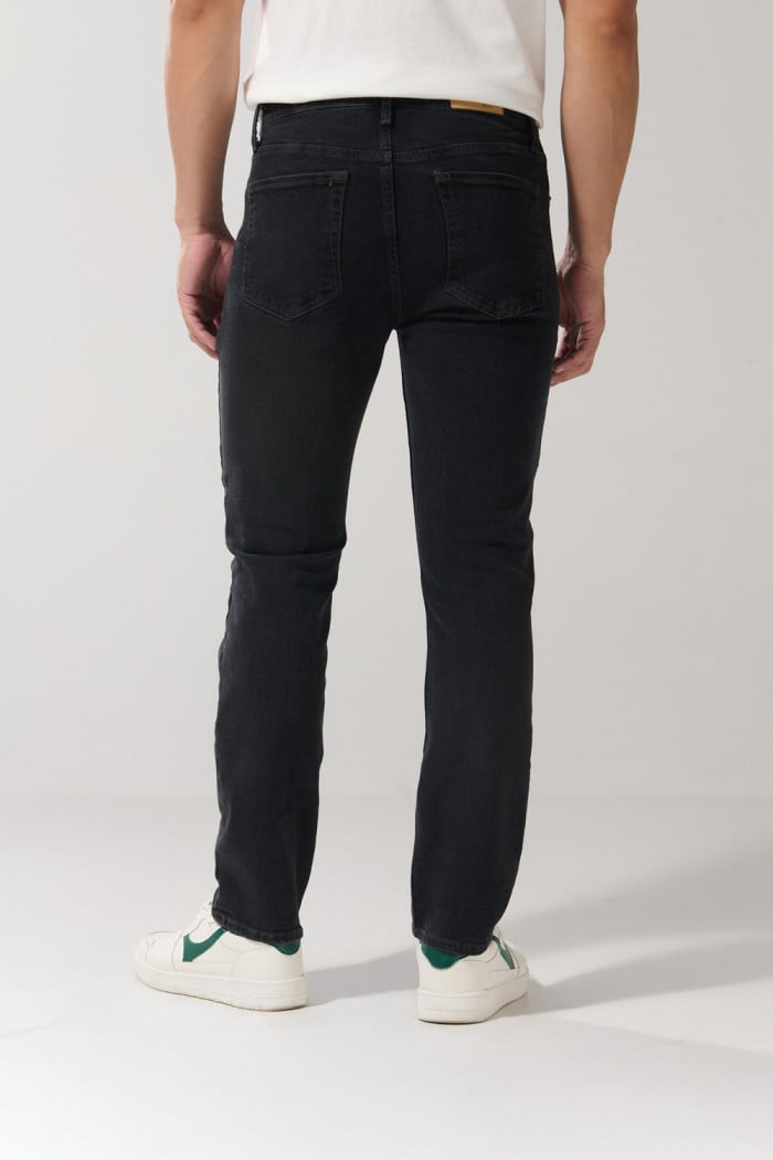 Jean Straight leg, cinco bolsillos.