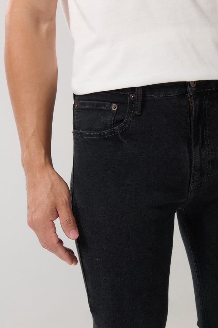 Jean Straight leg, cinco bolsillos.