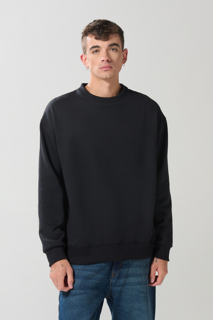 Buzo negro oversize con cuello redondo y manga larga