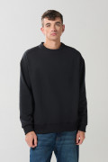 Buzo negro oversize con cuello redondo y manga larga