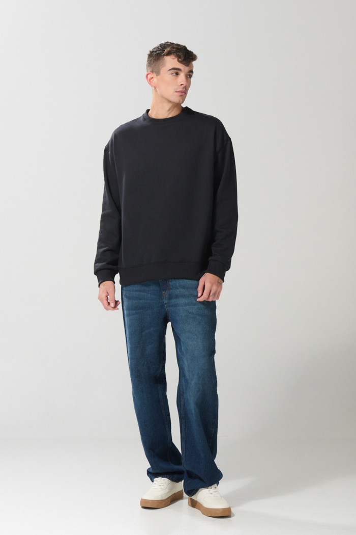 Buzo negro oversize con cuello redondo y manga larga