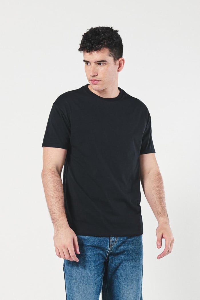 Camiseta en algodón manga corta unicolor para hombre, doblez en mangas y pespunte en frente.