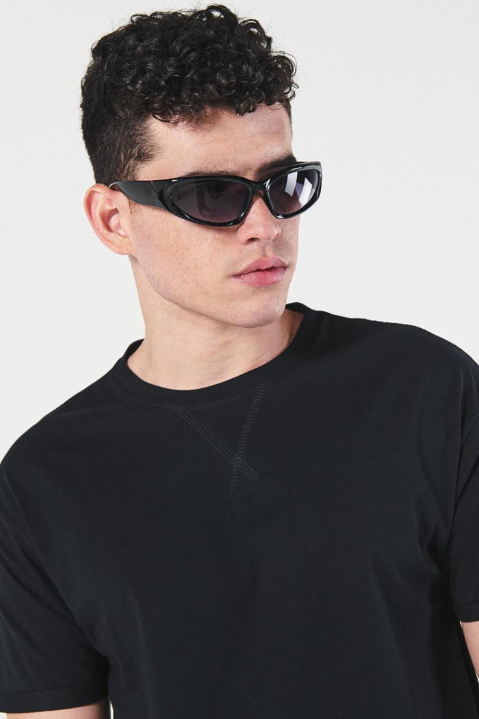Camiseta en algodón manga corta unicolor para hombre, doblez en mangas y pespunte en frente.