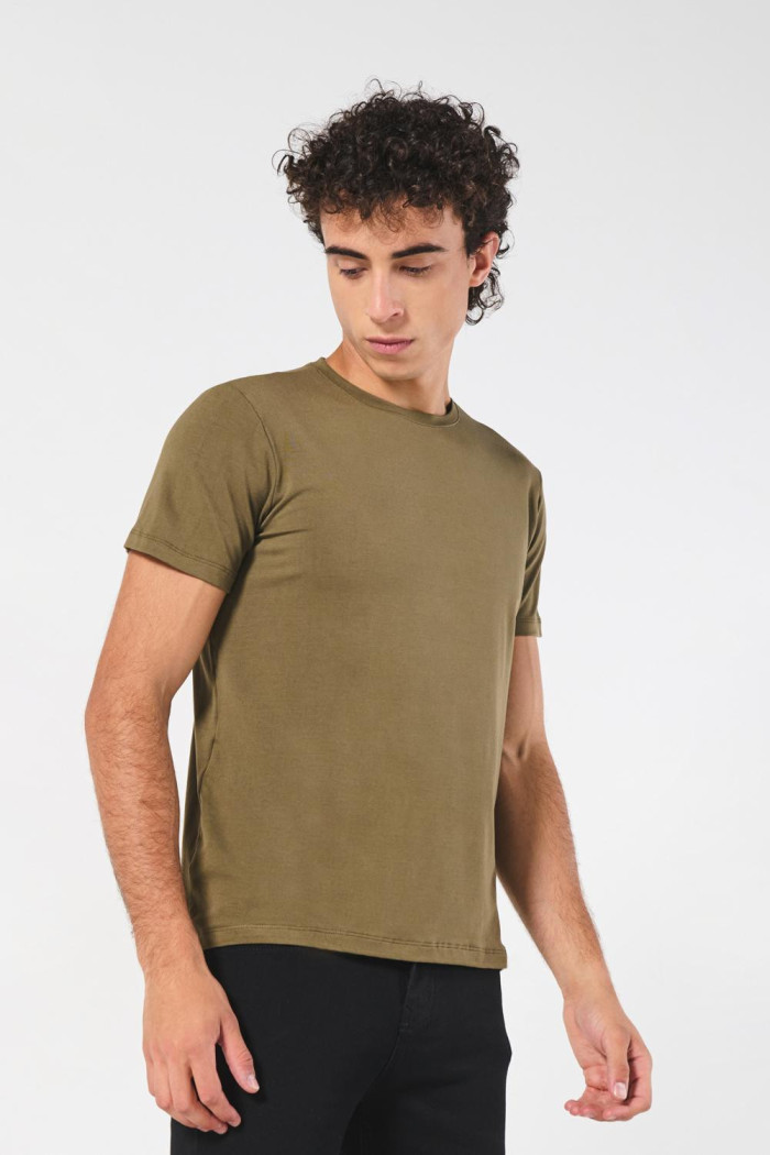 Camiseta en viscosa ajustada unicolor con cuello redondo