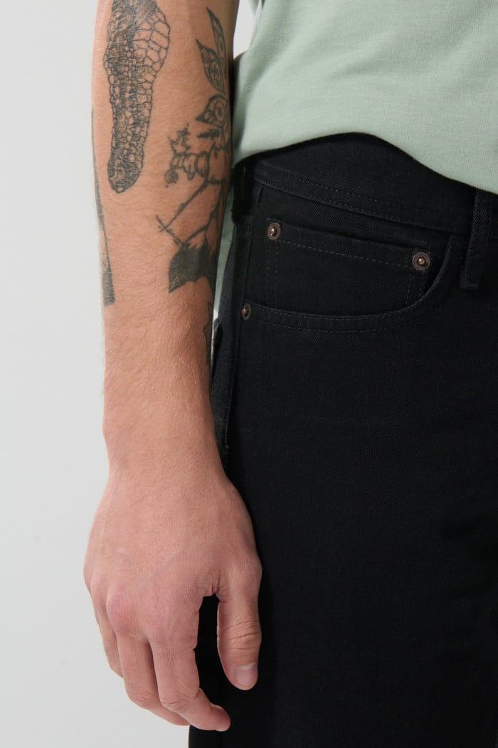 Jean 90´S tiro bajo negro con cremallera y tiro bajo