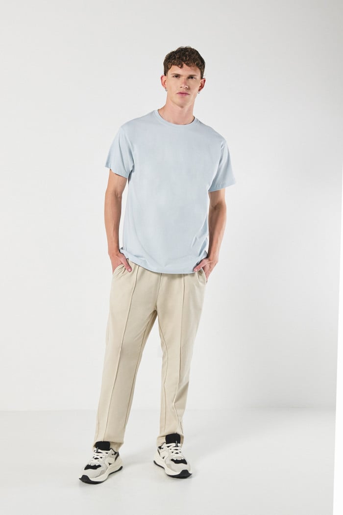 Pantalón jogger unicolor con bolsillos y bota recta