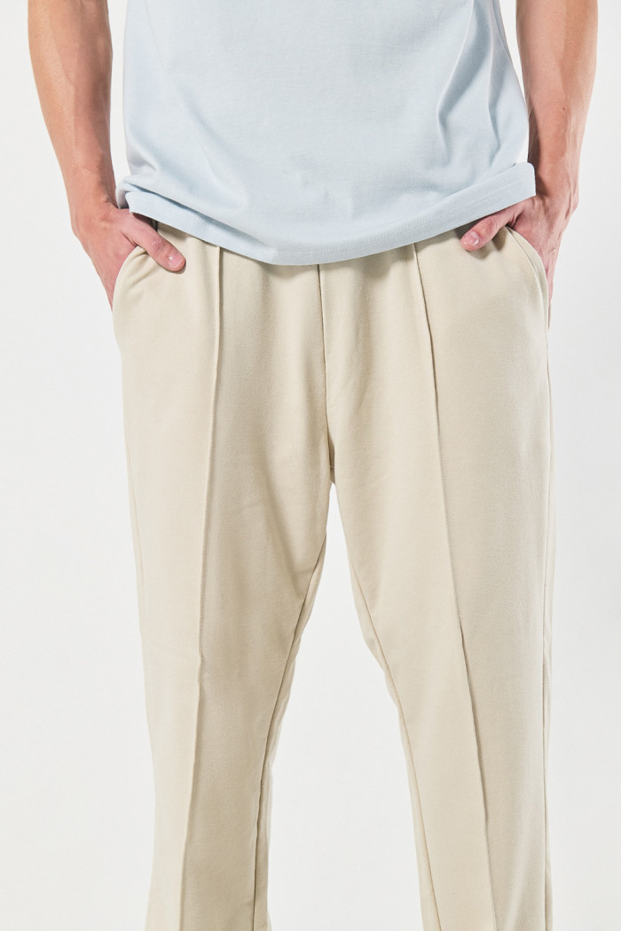 Pantalón jogger unicolor con bolsillos y bota recta