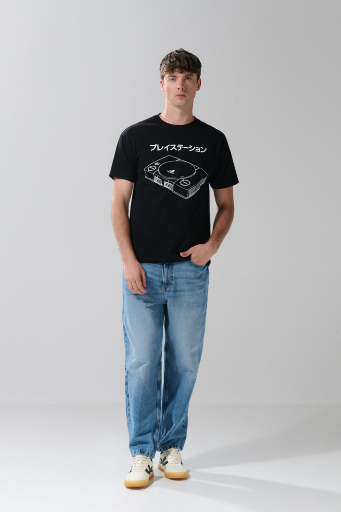 Camiseta negra cuello redondo con diseños de PlayStation