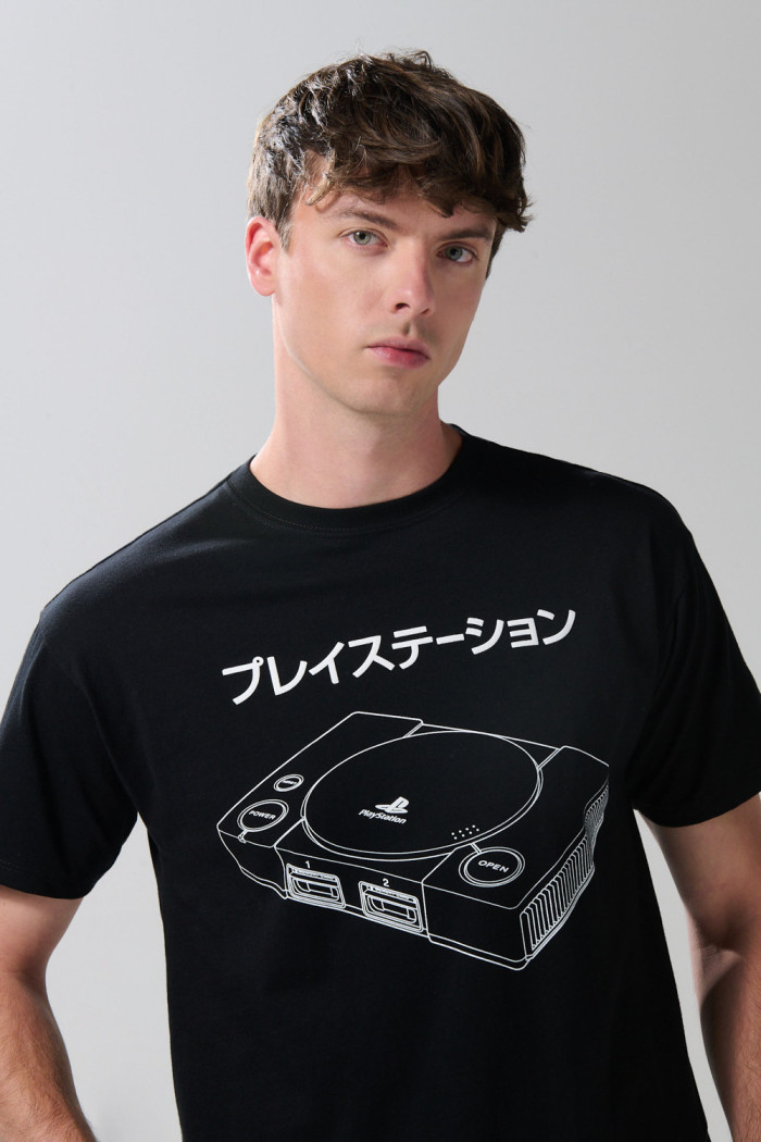 Camiseta negra cuello redondo con diseños de PlayStation