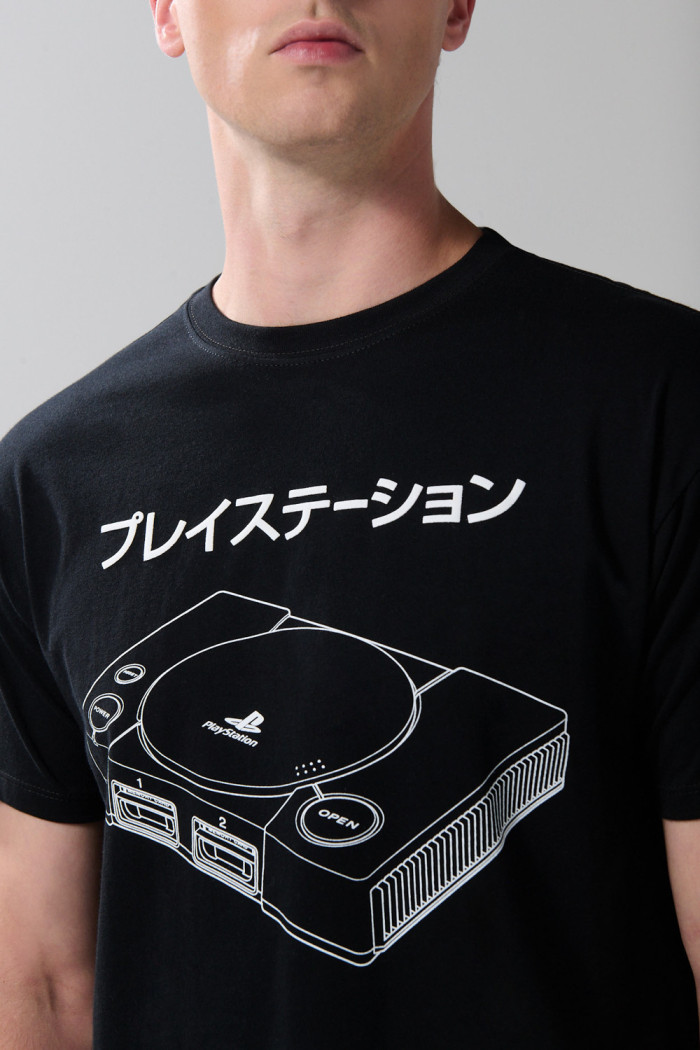 Camiseta negra cuello redondo con diseños de PlayStation