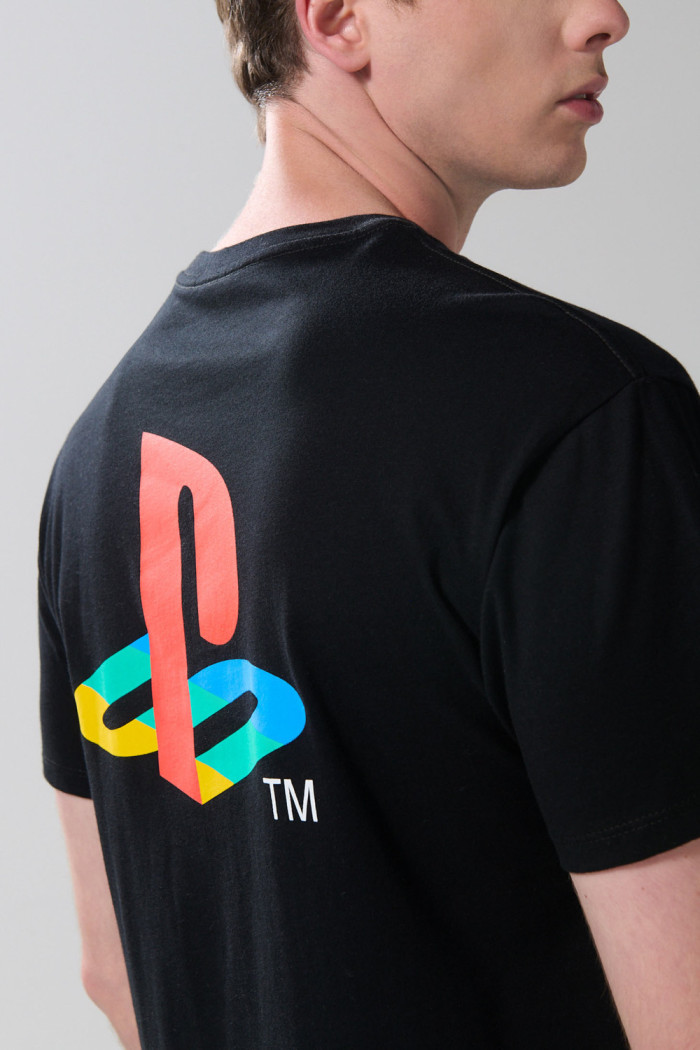 Camiseta negra cuello redondo con diseños de PlayStation