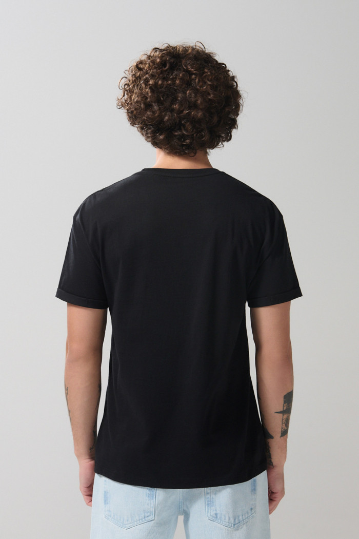 Camiseta en algodón unicolor con manga corta y costura