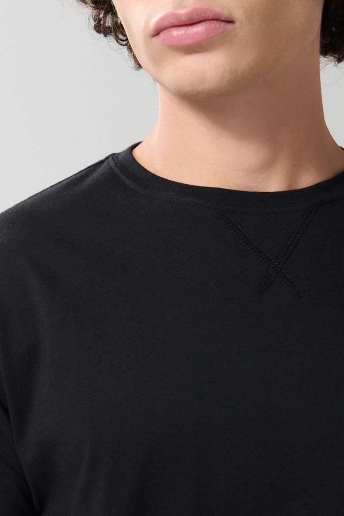 Camiseta en algodón unicolor con manga corta y costura