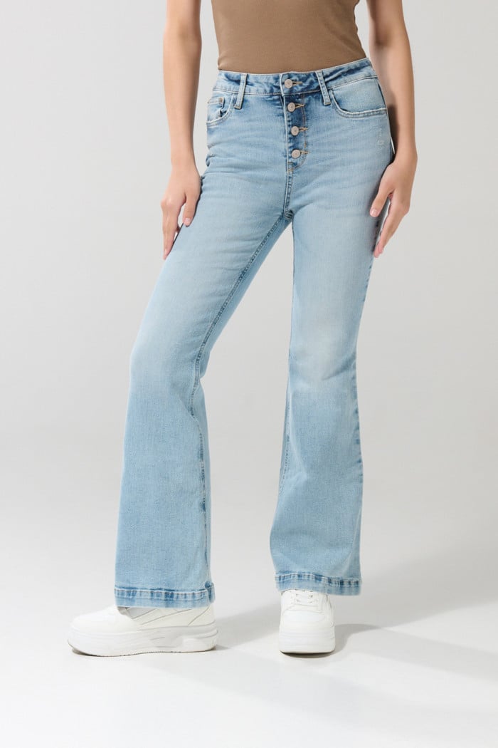 Jean azul claro flare con botones, tiro alto y bota ancha